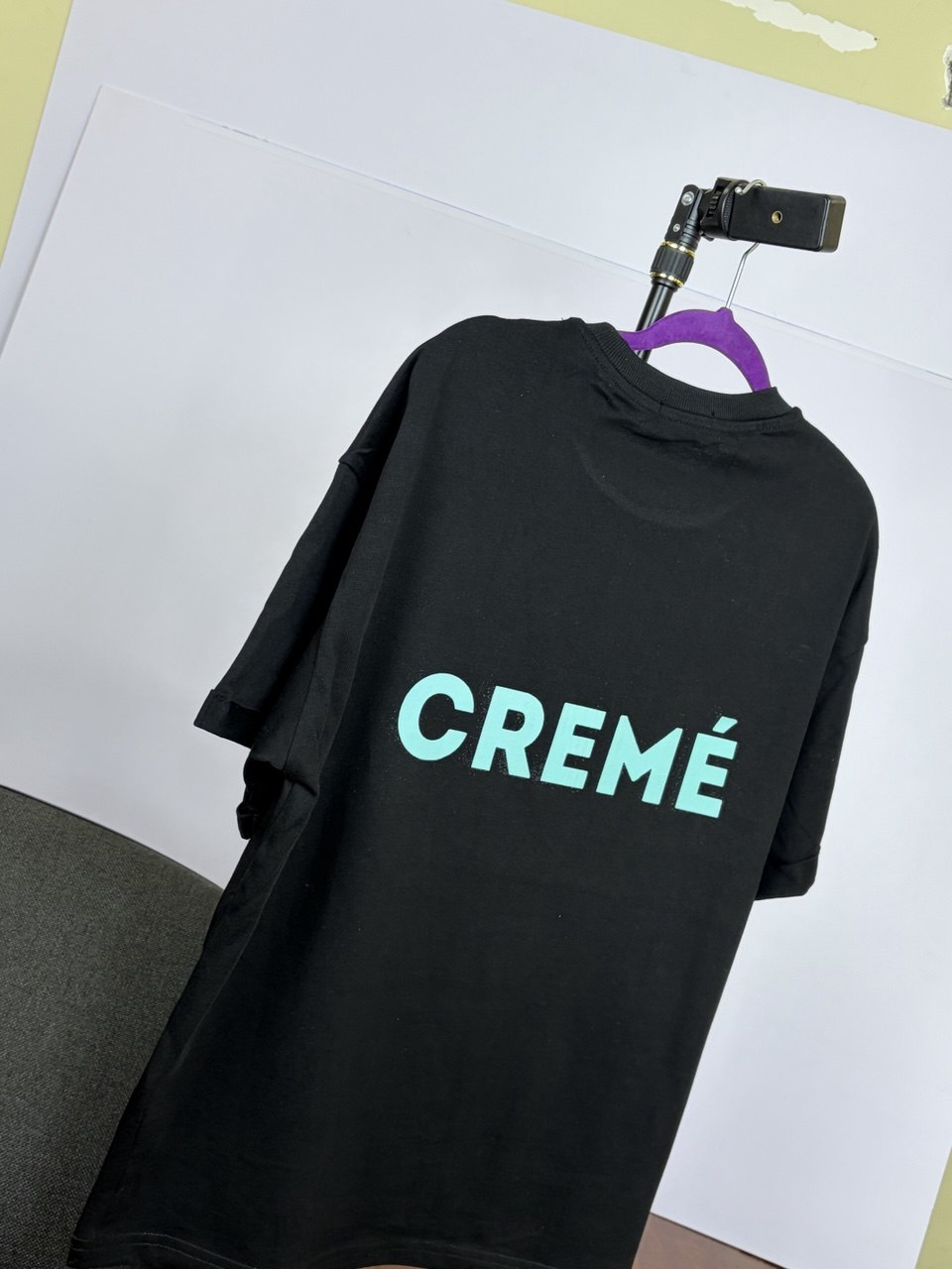 Чёрная футболка с принтом CREMÉ на спине